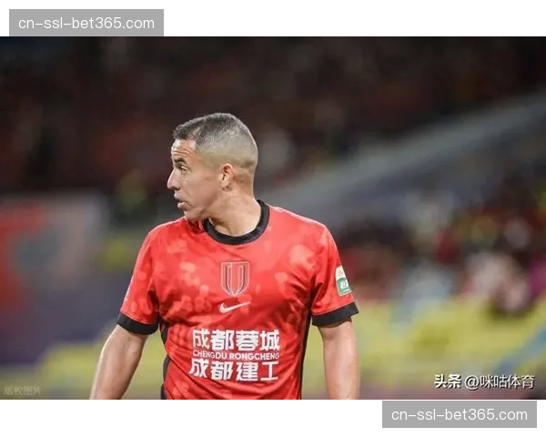 罗慕洛定位球策划进攻 蓉城传导边路传中制造威胁