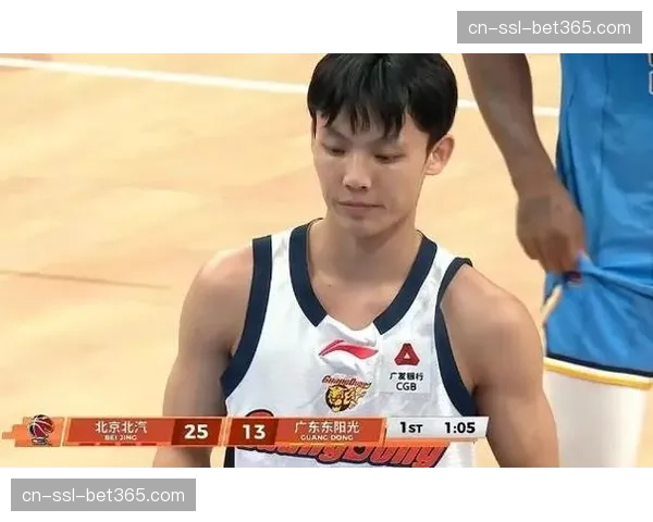 徐杰碰撞膝盖提前退赛，广东后卫线组织串联临时中断